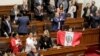 Minutos después de que los diputados del Congreso de Perú aprobaran la destitución del presidente Pedro Castillo, que había ordenado la disolución de la Cámara. Foto: Reuters