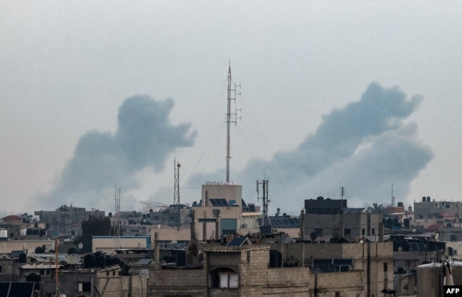 Dim se diže iznad zgrada u Kan Juisu, na jugu Pojasa Gaze, tokom izraelskog bombadrovanja 20. februara 2024. (Foto: AFP/Mohammed Abed)