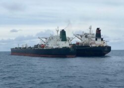 Kapal tanker MT Horse berbendera Iran (kiri) dan kapal tanker MT Frea berbendera Panama terlihat berlabuh bersama di perairan Pontianak, lepas pulau Kalimantan, Minggu, 24 Januari 2021. (Dalam foto yang dirilis oleh Badan Keamanan Maritim Indonesia (BAKAMLA via AP)