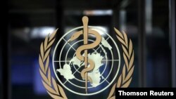 Logo en la sede de la Organización Mundial de la Salud (OMS) antes de una reunión del comité de emergencia sobre el nuevo coronavirus en Ginebra, Suiza. 