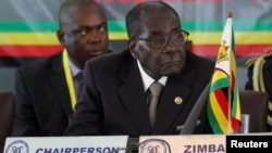 Zimbabwe's President Robert Mugabe listens to speakers at the 34th Southern African Development Conference (SADC) summit in Victoria Falls August 17, 2014. 