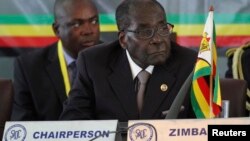 Zimbabwe's President Robert Mugabe listens to speakers at the 34th Southern African Development Conference (SADC) summit in Victoria Falls August 17, 2014. Mugabe on Sunday urged southern Africa to reduce its dependence on foreign aid and to make better u