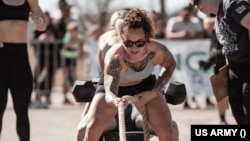 텍사스주 테일러에서 열린 2025년 7월 '피티스트 익스피리언스(Fittest Experience)' 프로 팀 부문 경기 중 서맨사 러미런드(Samantha Lamirand) 중사가 줄다리기(로프 풀) 구간을 힘차게 돌파하고 있다. (미 육군 사진)