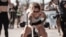 텍사스주 테일러에서 열린 2025년 7월 '피티스트 익스피리언스(Fittest Experience)' 프로 팀 부문 경기 중 서맨사 러미런드(Samantha Lamirand) 중사가 줄다리기(로프 풀) 구간을 힘차게 돌파하고 있다. (미 육군 사진)