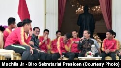 Presiden Jokowi menerima Timnas U-22 di Istana Merdeka, Jakarta (28/2).