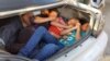 Hallan indocumentados en baúl de carro