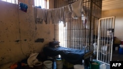 Des tissus pendent pour sécher dans une cellule de prison lors d'une visite de la prison maximale de Chikurubi par un comité parlementaire de la santé qui souhaitait avoir une idée des principaux problèmes de santé et de VIH auxquels sont confrontés les p