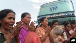 Some 200 villagers in Koh Kong province ended a demonstration Saturday that had blocked National Road 48 over the weekend.