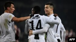 (Dari kiri) penyerang Juventus asal Kroasia Mario Mandzukic, gelandang Juventus Blaise Matuidi, dan penyerang Juventus Cristiano Ronaldo merayakan berakhirnya laga Liga Italia Serie A antara Torino vs Juventus, 15 Desember di Stadion Olympic di Turin.