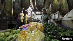 Seorang penjual buah sedang menunggu pembeli di sebuah pasar tradisional di Jakarta (Foto: dok).