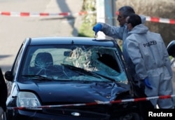 Polisi memeriksa mobil yang digunakan untuk menabrak kerumunan, di Mannheim, Jerman, 3 Maret 2025. (Heiko Becker/REUTERS)