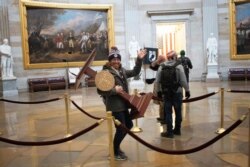 Seorang pengunjuk rasa pro-Trump menyerbu Gedung Capitol pada 6 Januari 2021 di Washington. (Foto: AFP)