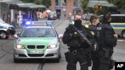 Policajci na mestu napada u Vircburgu u Nemačkoj (Foto: AP/Karl-Josef Hildenbrand/dpa)