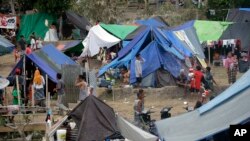 Warga desa, penyintas gempa bumi di Lombok Utara, berkumpul di tempat penampungan sementara, 8 Agustus 2018. (Foto: dok).