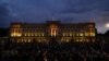 ARCHIVO - La reina Isabel II de Inglaterra llega para una cena oficial de Estado frente a la residencia del presidente alemán Joachim Gauck, el Palacio Bellevue en Berlín.