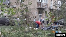 Radnici odnose tijelo osobe stradale u ruskom raketnom napadu u Mikolejaveu (Foto: REUTERS/Viktoria Lakezina)