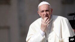 El papa Francisco arriba a su audiencia general de los miércoles en la Plaza de San Pedro en el Vaticano, el 25 de abril, de 2018.