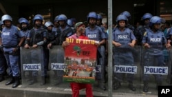 Des policiers sont placés devant la cour de Pretoria, Afrique du sud, le 2 novembre 2016.