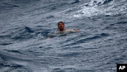 Un hombre nada a la espera de los equipos de rescate, aproximadamente a 32 millas al sureste de Cayo Hueso, Florida, el 6 de julio de 2021.