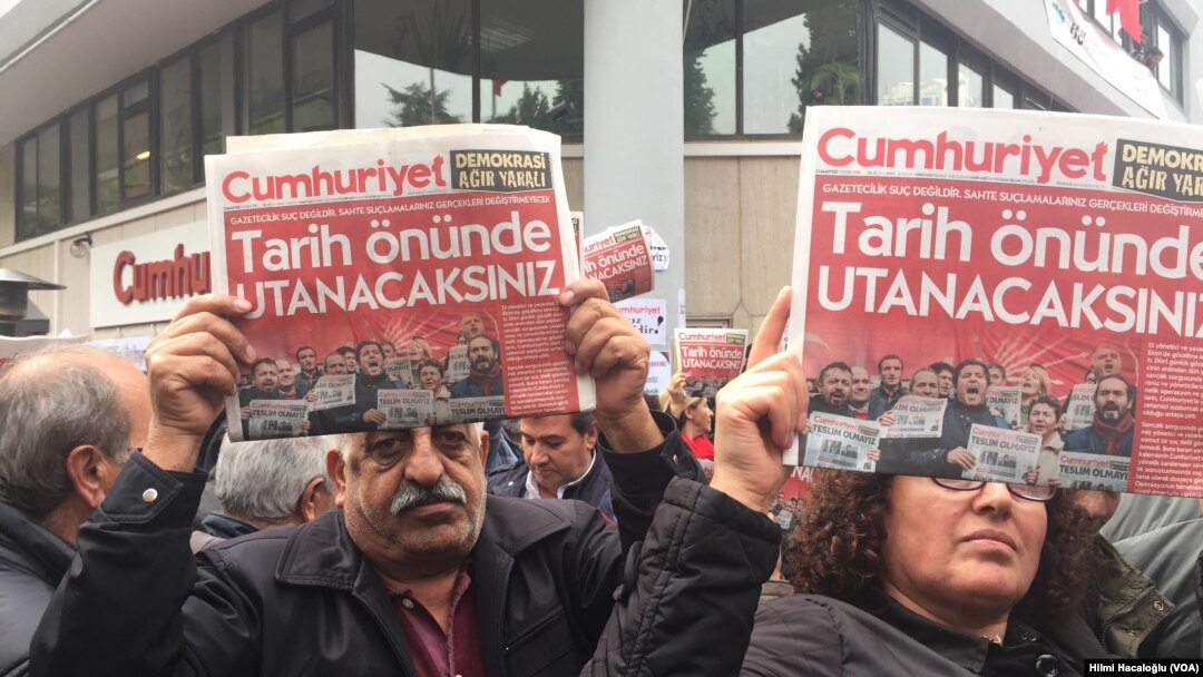 Demonstranti ispred redakcije opozicionog lista Džumhurijet, u Istanbulu u Turskoj 5. novembra 2016. 