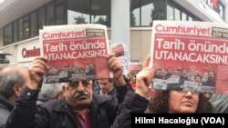 Demonstranti ispred redakcije opozicionog lista Džumhurijet, u Istanbulu u Turskoj 5. novembra 2016. 