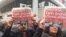 Demonstranti ispred redakcije opozicionog lista Džumhurijet, u Istanbulu u Turskoj 5. novembra 2016. 