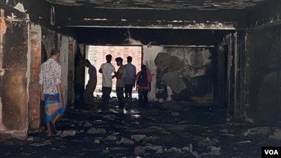 আওয়ামী লীগের কেন্দ্রীয় কার্যালয় ভবনটির নিচতলায় দেখা যায় আগুনে পোড়া ছাই, ভাঙা কাঁচ, পোড়া কাঠ ও পানি।