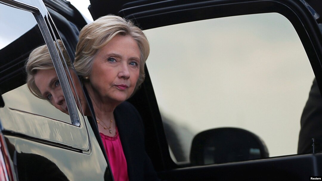 Bà Hillary Clinton đến sân bay sau một cuộc mít tinh vận động tranh cử tại Đại học South Florida ở Tampa, Florida, 6/9/2016.