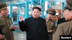 El líder norcoreano, Kim Jong Un, (centro) ha expresado rechazo a las nuevas sanciones de la ONU contra su país.