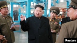 Le leader nord-coréen Kim Jong-Un au milieu de ses experts militaires à Pyongyang, Corée du Nord, 1er avril 2015.