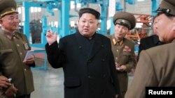 Kim Jong-un (tengah) memberikan arahan kepada para pejabat tinggi militer Korea Utara (foto: dok). 