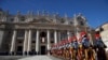 Guardias suizos marchan frente a la Basílica de San Pedro, en El Vaticano. Diciembre 25 de 2018.