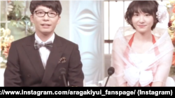 Yui Akagaki and Gen Hoshino in a television scene published May 19, 2021 on Aragaki Yui Fanspage on Instagram.