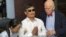 ນາຍ Chen Guangcheng ນັກເຄຶ່ອນໄຫວຕາບອດທີ່ຄັດຄ້ານລັດຖະ ບານຈີນ ຂະນະກ່າວຂອງໃຈສະຫະລັດ ບໍ່ດົນຫຼັງຈາກເດີນທາງໄປເຖິງ ສະຫະລັດ
