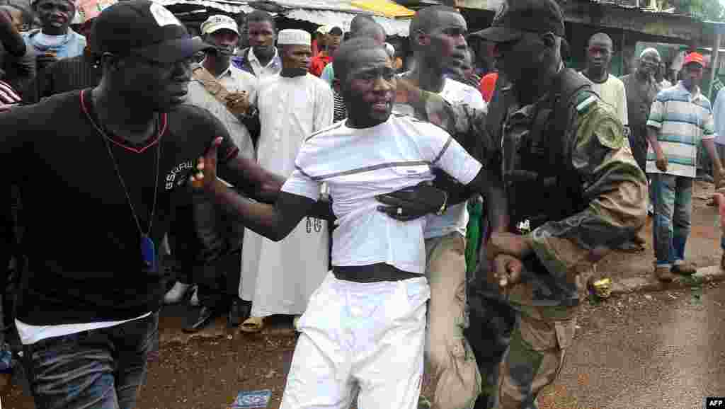 Arrestation d&#39;un manifestant en marge du rassemblement organisé au stade de Conakry, le 28 septembre 2009.