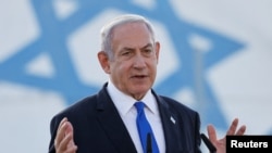 Perdana Menteri Israel Benjamin Netanyahu menyampaikan pernyataan di Pangkalan Angkatan Udara Palmachim dekat kota Rishon Lezion, Israel, 5 Juli 2023. (Foto: REUTERS/Amir Cohen)