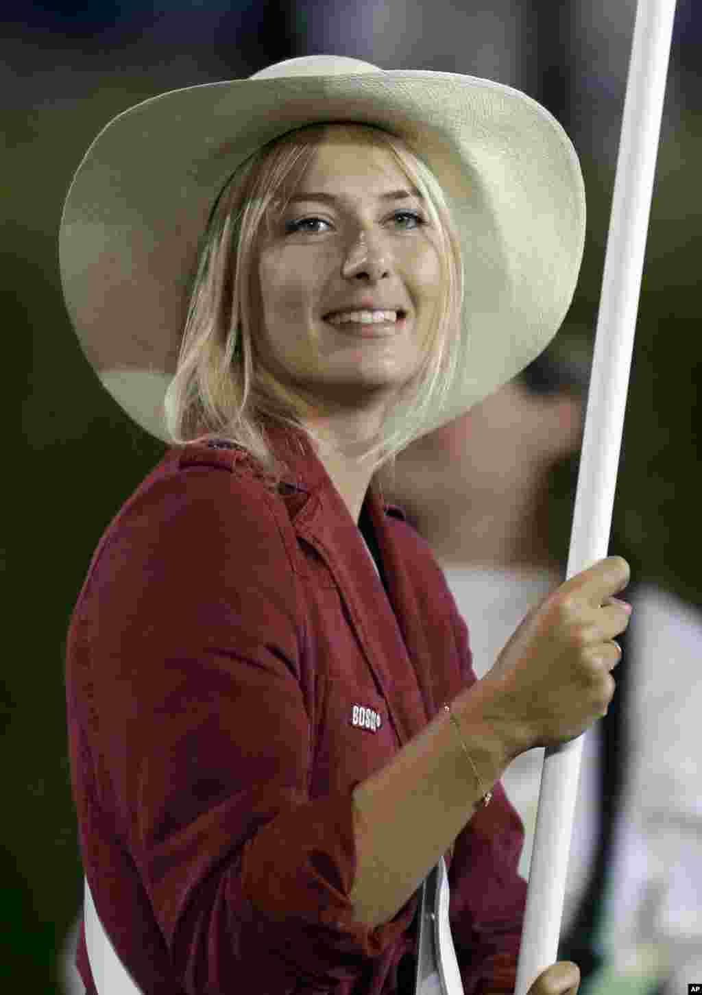 La tenista rusa Maria Sharapova fue la abanderada de su delegaci&oacute;n durante el desfile de los atletas.