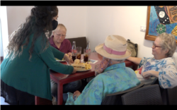Un grupo de extranjeros visita uno de los numerosos restaurantes de Cotacachi, un pueblo en Ecuador que ha captado el interés de forasteros jubilados, muchos de ellos estadounidenses.
