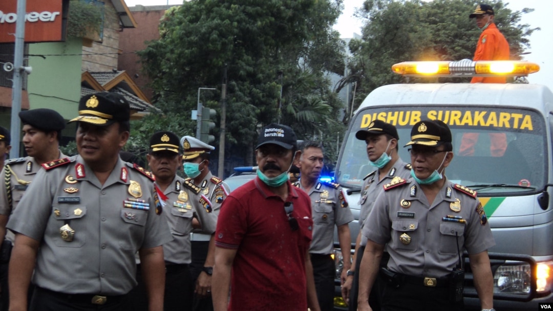 Kapolda Jateng Irjen Polisi Dwi Priyatno dan Walikota Solo Hadi Rudyatmo, meninjau lokasi pembersihan abu vulkanik Gunung Kelud, Jumat, 14 Februari 2014 (VOA/Yudha)