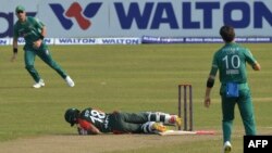 ঢাকার শের-ই-বাংলা জাতীয় ক্রিকেট স্টেডিয়ামে বাংলাদেশ ও পাকিস্তানের মধ্যে দ্বিতীয় টি-টোয়েন্টি আন্তর্জাতিক ক্রিকেট ম্যাচে পাকিস্তানের পেসার শাহিন আফ্রিদির ছোঁড়া বলে পায়ে আঘাত পেয়ে বাংলাদেশের ব্যাটসম্যান আফিফ হোসাইন ধ্রুব মাটিতে পড়ে যান। নভেম্বর ২০, ২০২১।