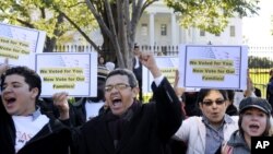 Manifestantes piden votar por la reforma inmigratoria y parar las deportaciones.