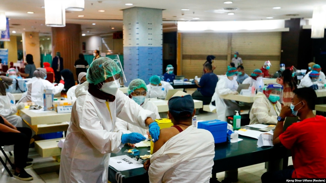 Seorang pedagang menerima dosis vaksin Sinovac Biotech China untuk COVID-19 di Pasar Tanah Abang, 17 Februari 2021. (Foto: REUTERS/Ajeng Dinar Ulfiana)