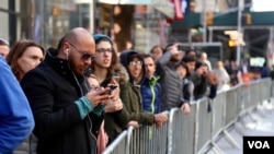 Crowds gather outside perimeter of NYPD security news briefing on election preparations, Nov. 7, 2016. (R. Taylor/VOA)