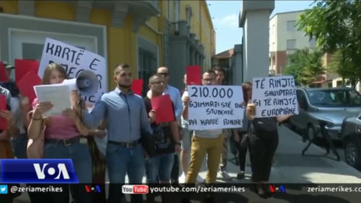 Rinia shqiptare proteston; kërkojnë zbatimin e ligjit për ta