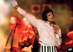 Michael Jackson saat tampil dalam "Victory Tour" Juli 1984. (AP)