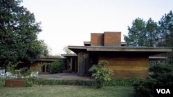 The Rosenbaum House in Alabama hugs the ground and, in typical Wright fashion, blends comfortably with its natural surroundings. (Carol M. Highsmith)