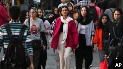 Sejumlah perempuan Iran, beberapa di antaranya tidak mengenakan jilbab yang wajib digunakan, berjalan di pusat kota Teheran, pada 9 September 2023. (Foto: AP/Vahid Salemi)