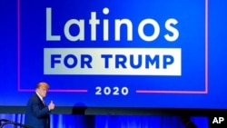 Presiden Donald Trump mengacungkan jempol ke arah massa yang hadir dalam acara kampanye Komunitas Latin untuk Trump di Phoenix, Arizona, pada 14 September 2020. (Foto: AP/Ross D. Franklin)