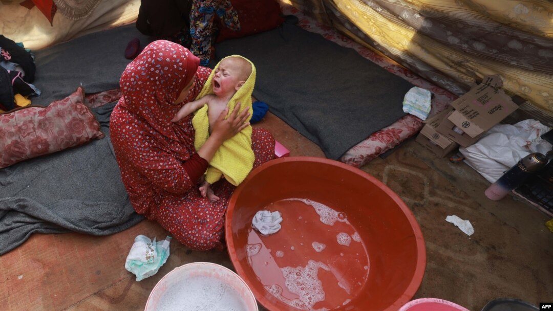 Palestinka kupa bebu u kampu za raseljene u Rafi, na jugu Gaze (Foto: AFP)