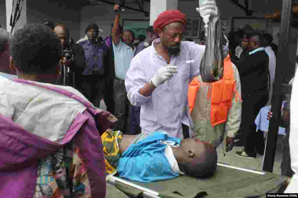 Un des rescapés du naufrage sur le lac Kivu lundi 30 novembre, se fait administrer un sérum sur une civière, in Goma. VOA/Charly Kasereka